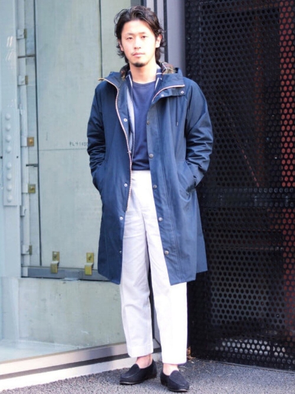 「シンプル、ネイビー、大人カジュアル、休日スタイル、春アウター、きれいめカジュアル、シンプルコーデ、春コーデ、カジュアルコーデ、主役はカラーパンツ」｜「BarbourのBarbour × BEAMS F / 別注 HOOD HUNTINNG ピーチスキン フーデッド ハンティングコート（ステンカラーコート、ブルー系）」を使った、BEAMS Fさん（メンズ・168cm）の春コーディネートの1枚目の写真