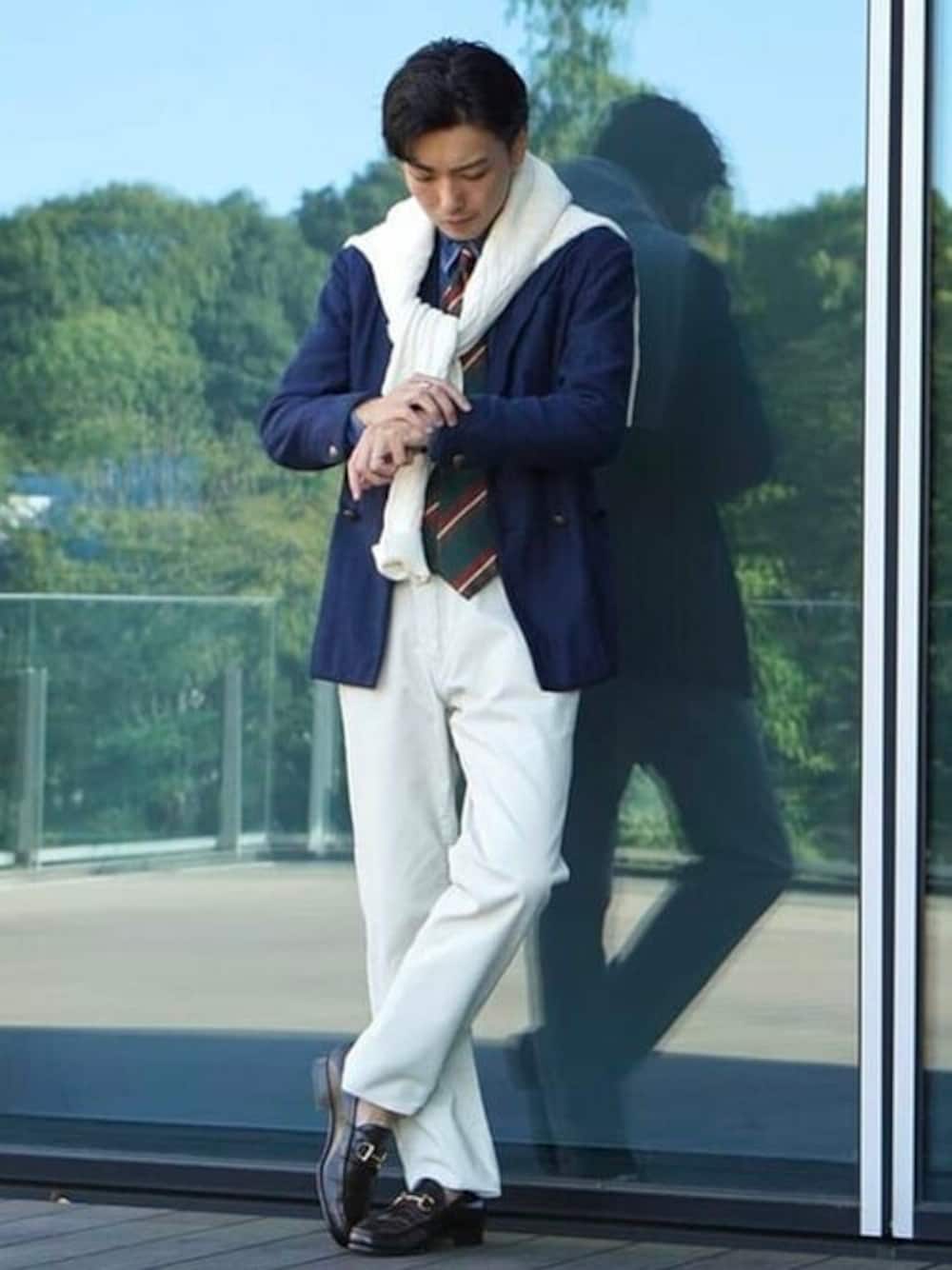 「シンプル、テーラードジャケット、ローファー、大人カジュアル、ブラウン、スリッポン、革靴、大人コーデ、シンプルコーデ、エレガント」｜「BEAMS HEARTのBEAMS HEART / ベーシック ケーブル コットンニット（ニット/セーター、ホワイト系）」を使った、BEAMS Fさん（メンズ・180cm）の秋コーディネートの1枚目の写真