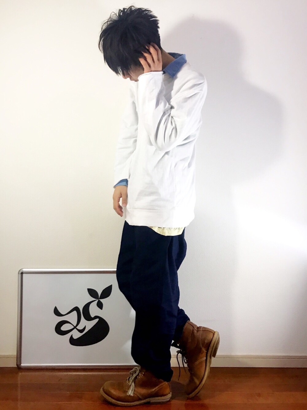 「25-TWENTY FIVE-、ワイドパンツ、ホワイト、ブーツ、シャツスタイル」｜「BEAUTY&YOUTH UNITED ARROWSのBY 8オンス 90S ビッグ デニムシャツ（シャツ/ブラウス、ブルー系）」を使った、25takaさん（メンズ・172cm）の秋コーディネートの1枚目の写真