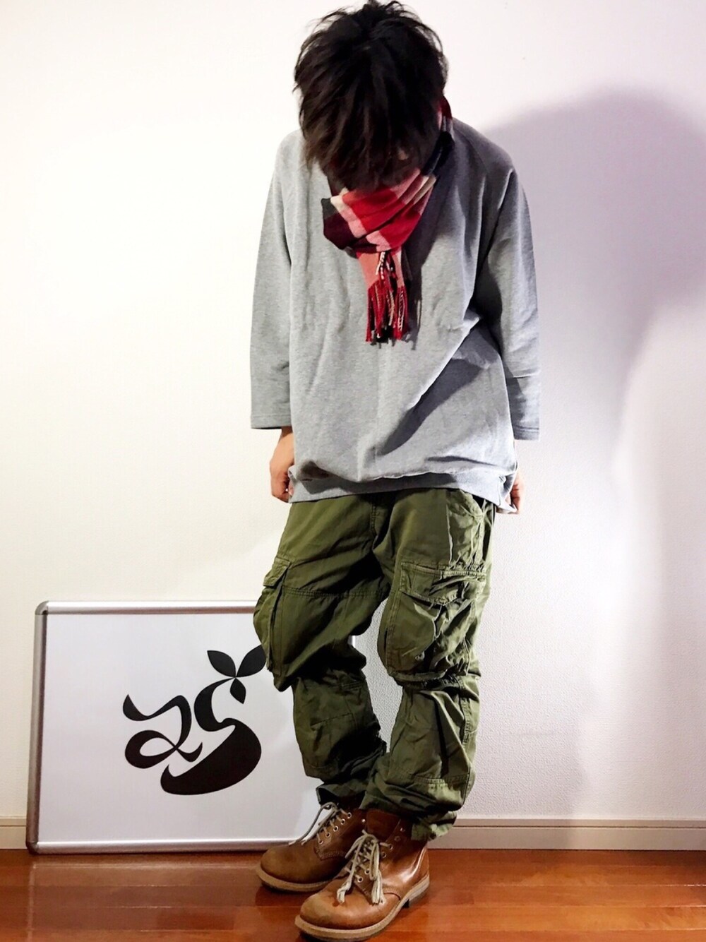 「25-TWENTY FIVE-、カーゴパンツ、マフラー、グレー、カジュアルコーデ」｜「25-TWENTY FIVE-のアイテム（スウェット、グレー系）」を使った、25takaさん（メンズ・172cm）の冬コーディネートの1枚目の写真