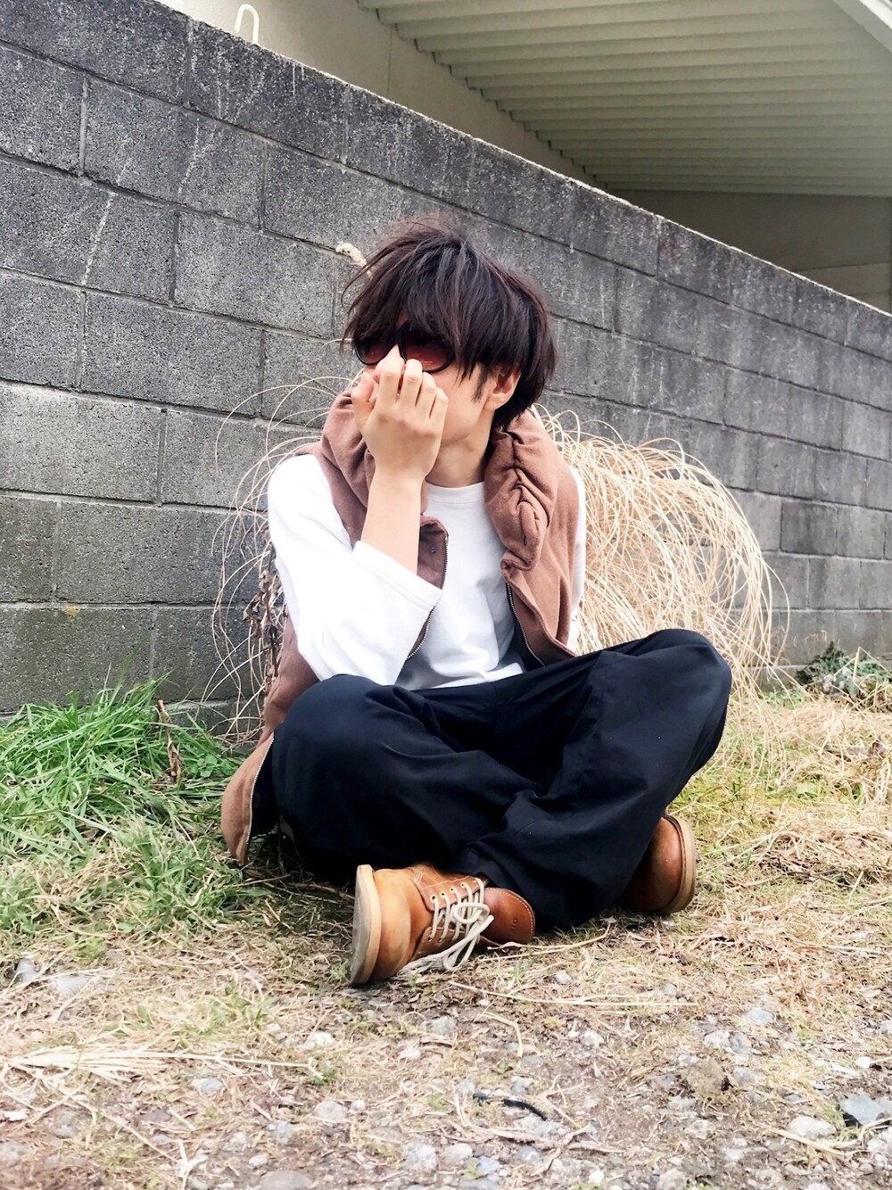 「25-TWENTY FIVE-、ダウンベスト、モノクロ、ブーツ、サングラス」｜「DIESELのTHE BRAVE NATION S（ブーツ、ブラウン系）」を使った、25takaさん（メンズ・172cm）の冬コーディネートの1枚目の写真