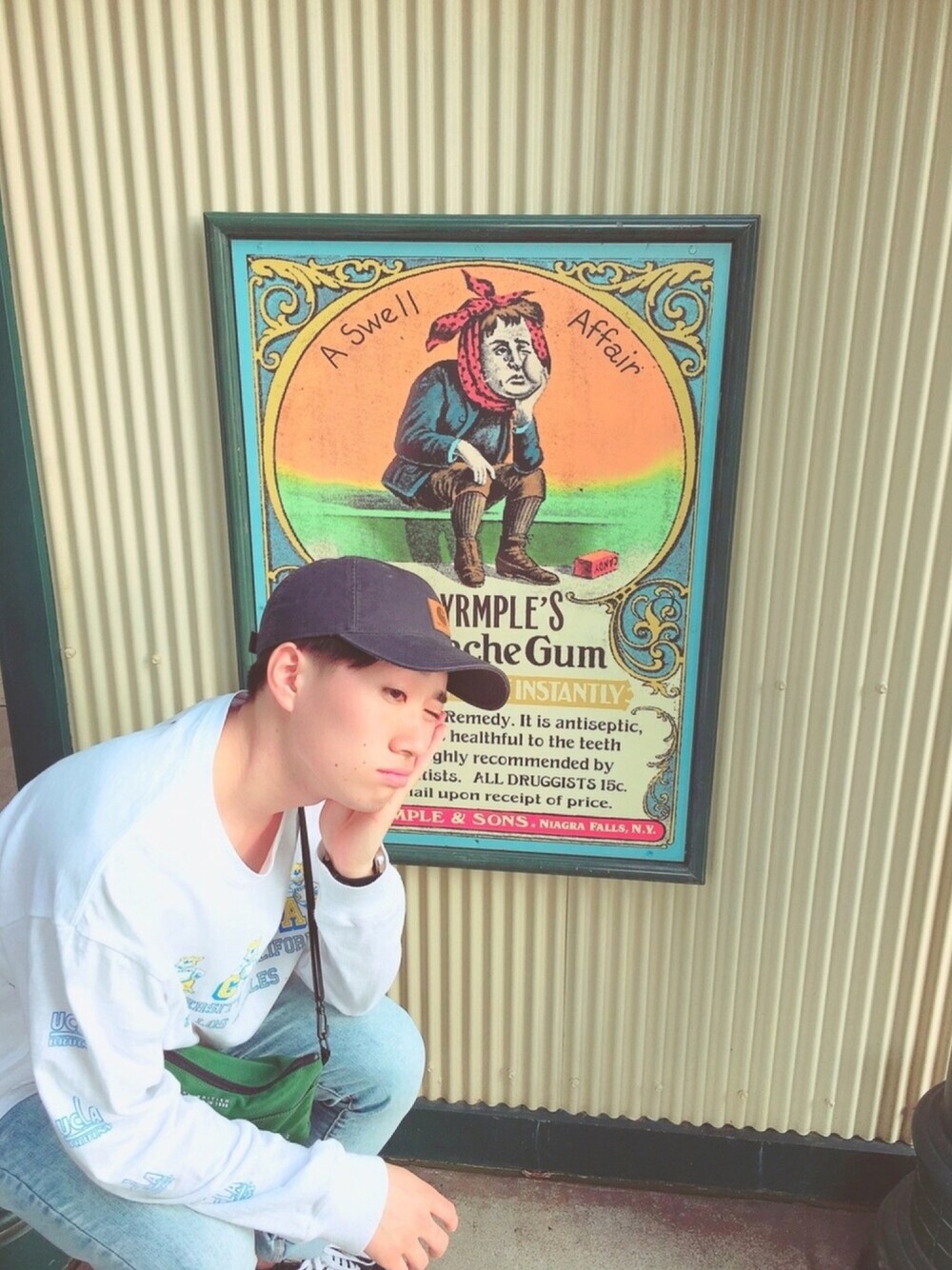 「キャップ、シンプルスタイル、スニーカー、スキニーデニム、サコッシュ、休日スタイル」｜「Carharttの[Carhartt カーハート] ODESSA CAP（キャップ、ブラック系）」を使った、わっさいさん（メンズ・169cm）の春コーディネートの1枚目の写真