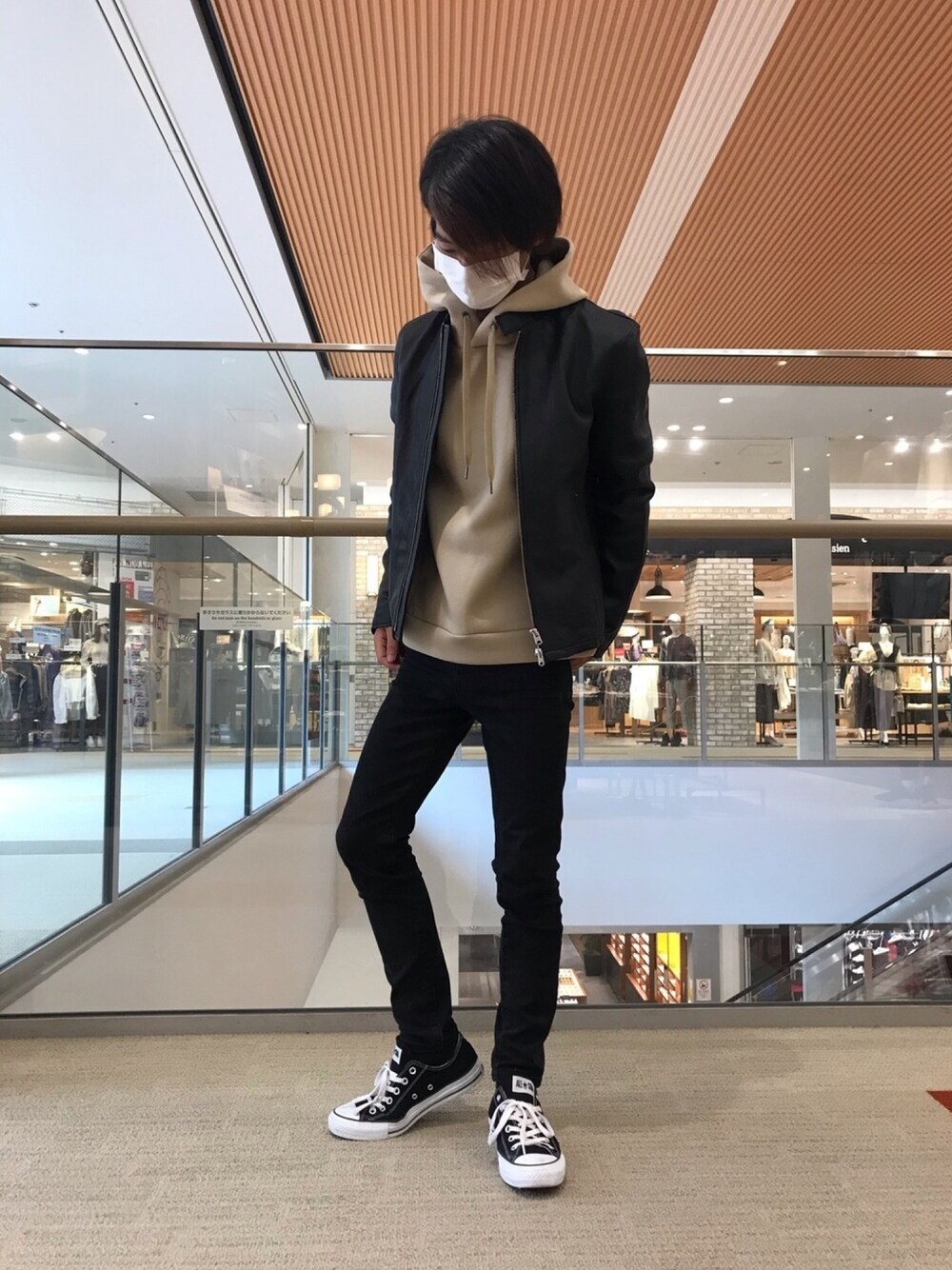 ブラック系のスニーカー、ブラック系のその他パンツ、ブラック系のライダースジャケットを着用したメンズの秋コーディネートの1枚目の写真