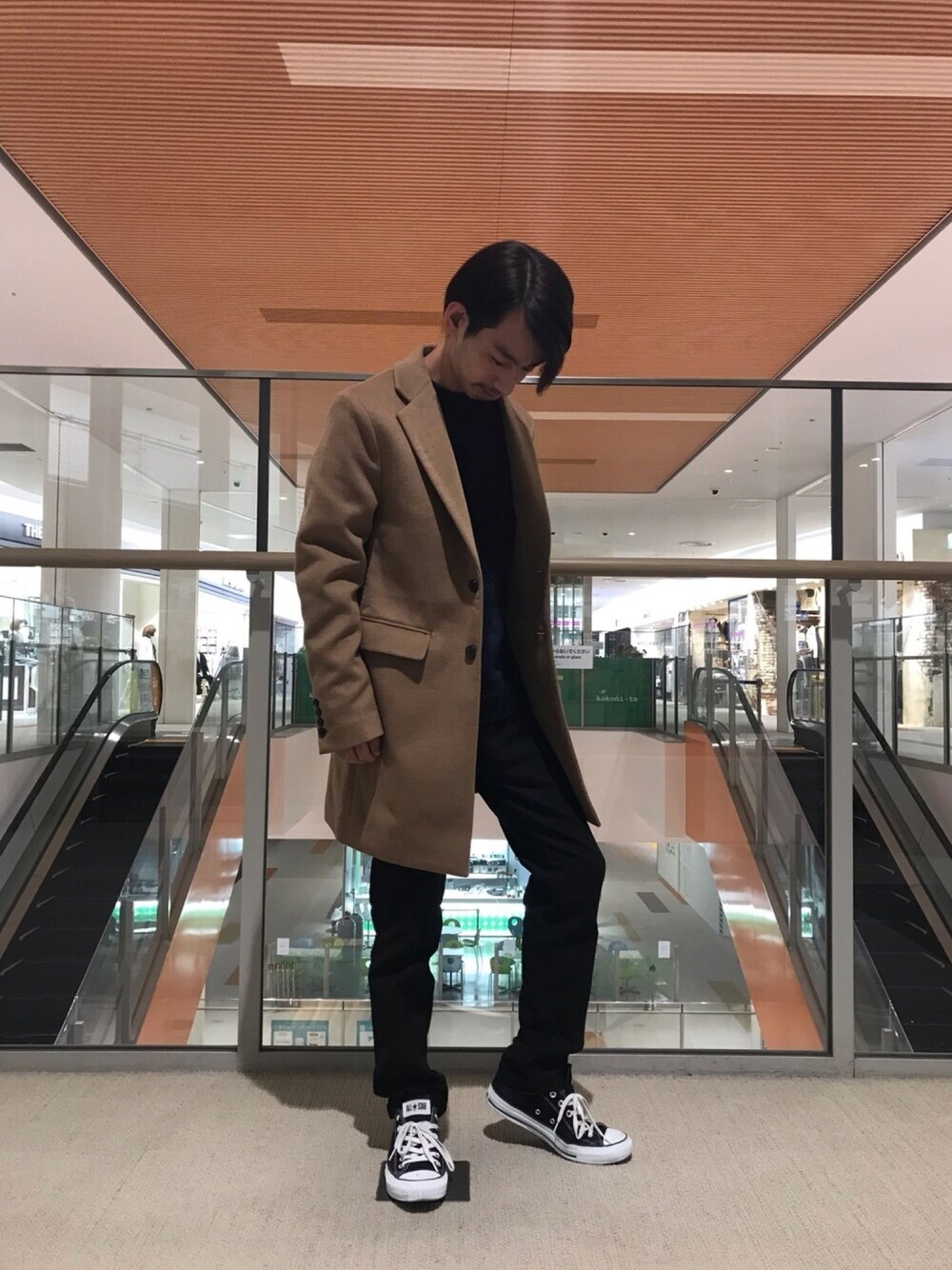 ブラック系のその他パンツ、ブラック系のスニーカー、ブラック系のニット/セーターを着用したメンズの秋コーディネートの1枚目の写真