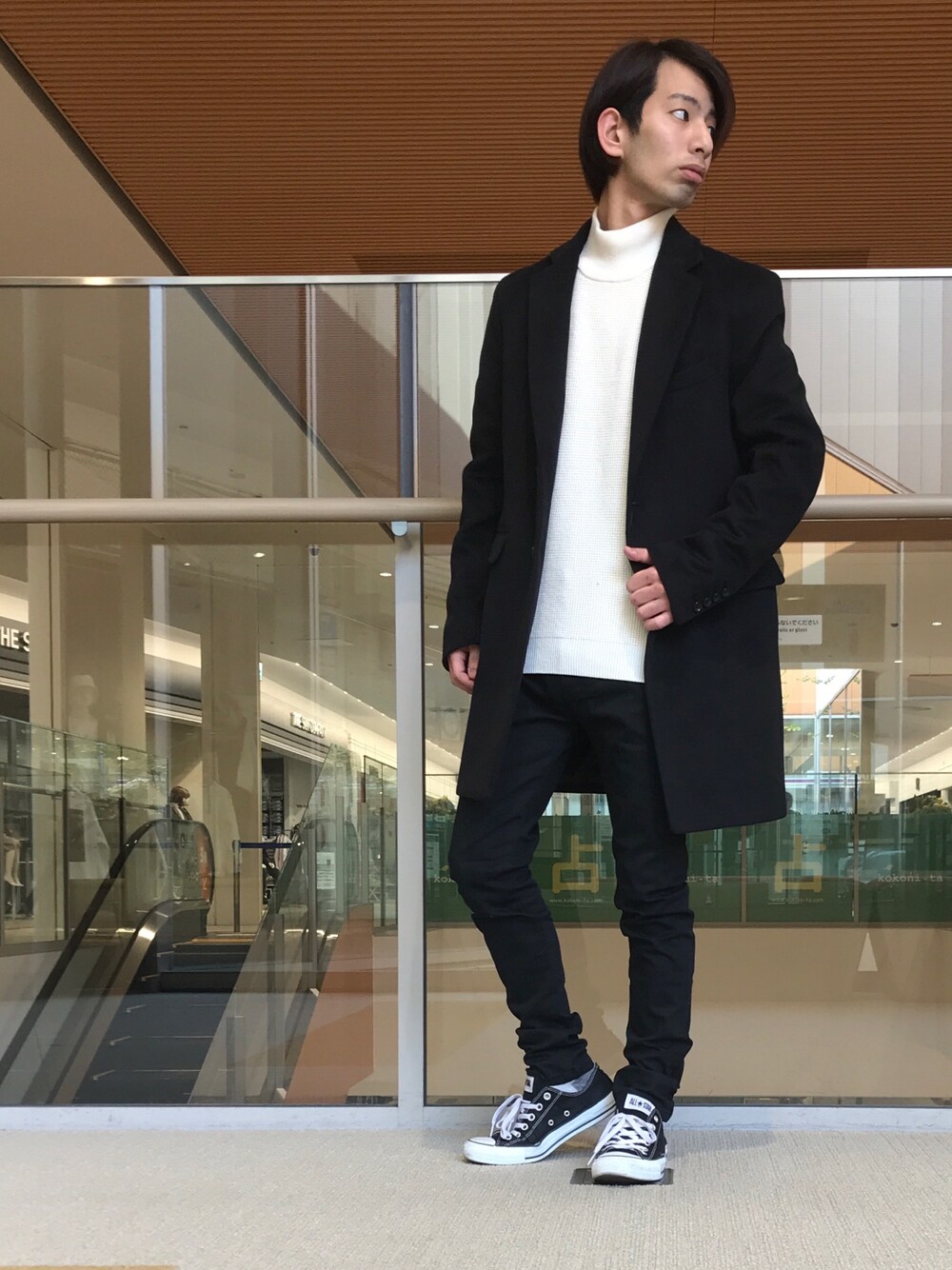 ホワイト系のニット/セーター、ブラック系のチェスターコート、ブラック系のその他パンツを着用したメンズの秋コーディネートの1枚目の写真