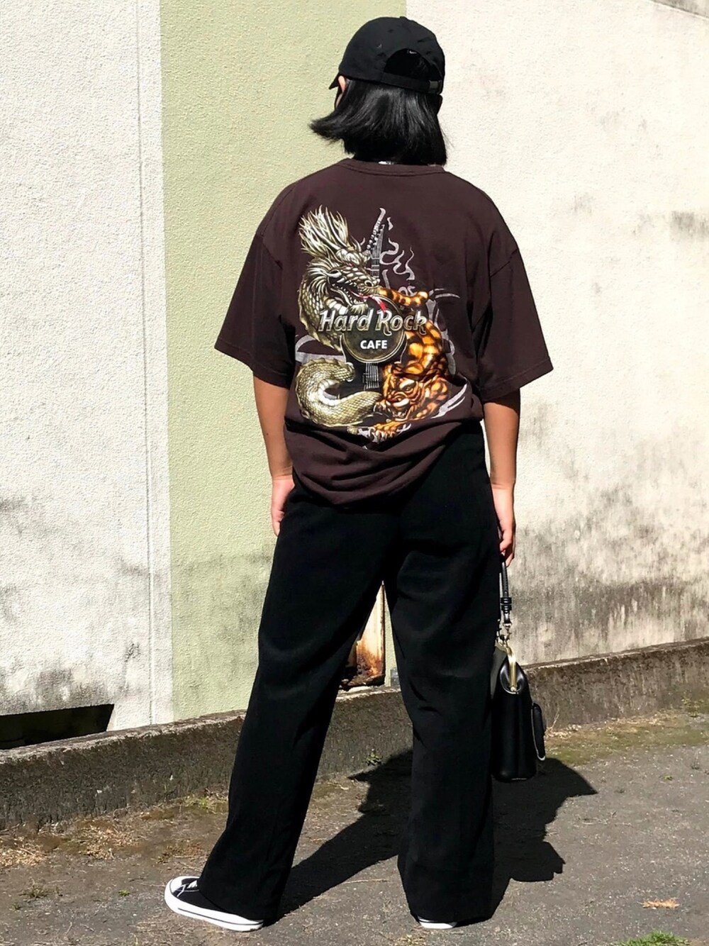 「私の推しブランド、低身長、今日のコーデ、Hard rock cafe、西海岸、バックプリント、cool、龍」｜「NIKEのナイキ  NIKE YTH H86 メタル スウッシュ キャップ（キャップ、ブラック系）」を使った、なっぴさん（レディース・156cm）の冬コーディネートの1枚目の写真