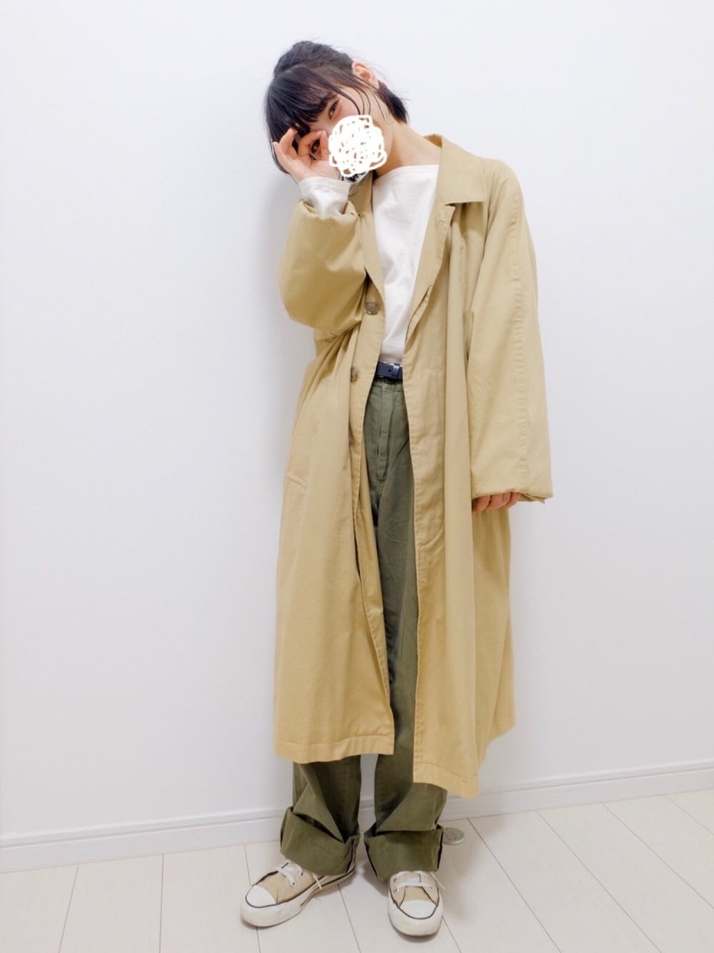 ベージュ系のトレンチコート、ホワイト系のTシャツ/カットソー、グリーン系のカーゴパンツを着用したレディースの春コーディネートの1枚目の写真