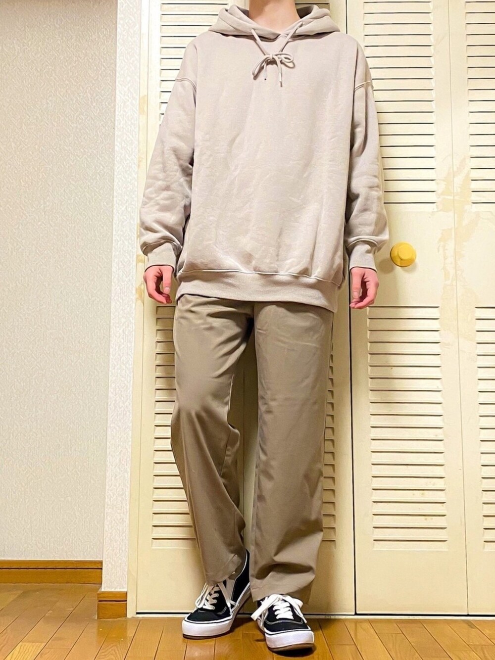 「春コーデ、ワントーンコーデ、ベージュコーデ、GUコーデ、ペールトーン、パーカー、ワイドパンツ、GU、UNIQLO、お洒落さんとつながりたい」｜「GUのGU オーバーサイズスウェットプルパーカー XLサイズ(WOMAN)（パーカー、ベージュ系）」を使った、ゐをりさん（メンズ・171cm）の春コーディネートの1枚目の写真