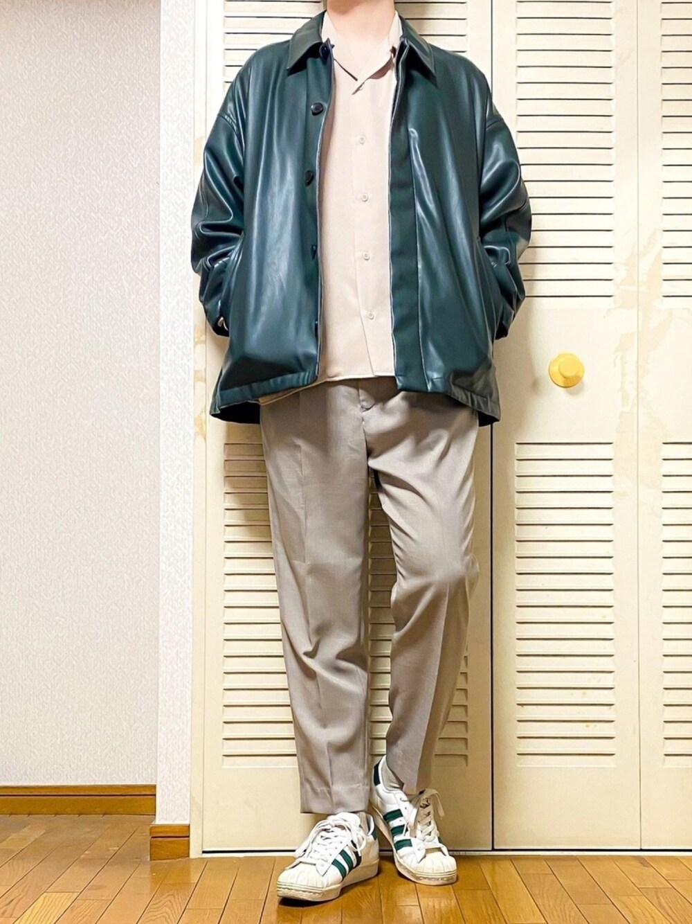 「春コーデ、ワントーンコーデ、アースカラー、ベージュ、レザーブルゾン、オープンカラーシャツ、スラックス、HARE、WYM、おしゃれさんと繋がりたい」｜「HAREのシンセティックレザーブルゾン(HARE)（テーラードジャケット、グリーン系）」を使った、ゐをりさん（メンズ・171cm）の春コーディネートの1枚目の写真