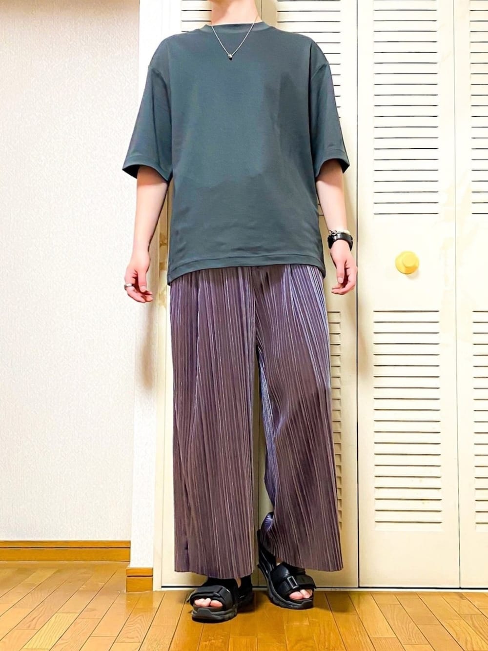 グレー系のTシャツ/カットソー、グレー系のその他パンツ、ブラック系のサンダルを着用したメンズの春コーディネートの1枚目の写真