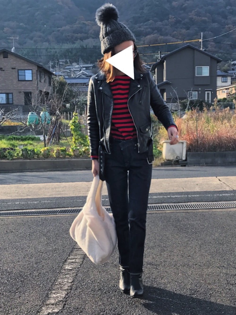 「ぽんぽんニット帽、ライダース、ニット帽、デニム、ファーバッグ」｜「machattのアイテム（Tシャツ/カットソー、レッド系）」を使った、ゆうこさん（レディース・160cm）の冬コーディネートの1枚目の写真