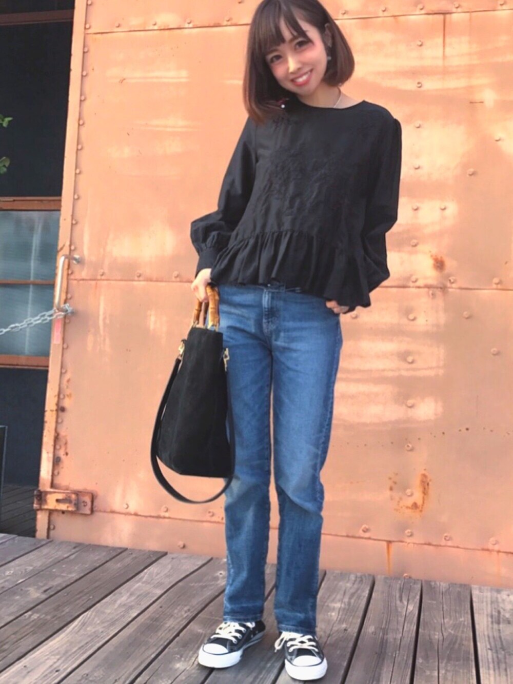 「クリスマスイヴ、尾道、ザラジョ、ザラ、ZARA、刺繍、刺繍ブラウス、刺繍シャツ、デニムパンツ、スニーカーコーデ」｜「ZARAのアイテム（シャツ/ブラウス、ブラック系）」を使った、ゆうこさん（レディース・160cm）の冬コーディネートの1枚目の写真
