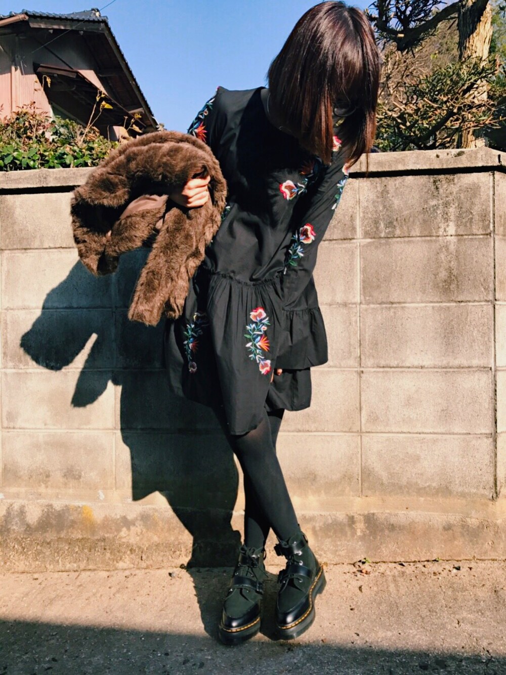 「刺繍ワンピース、クリスマス、ドクターマーチン、ファーコート、刺繍、ZARA、ザラジョ、ワンピース、マーチン、ブラックコーデ」｜「ZARAのアイテム（ワンピース、ブラック系）」を使った、ゆうこさん（レディース・160cm）の冬コーディネートの1枚目の写真