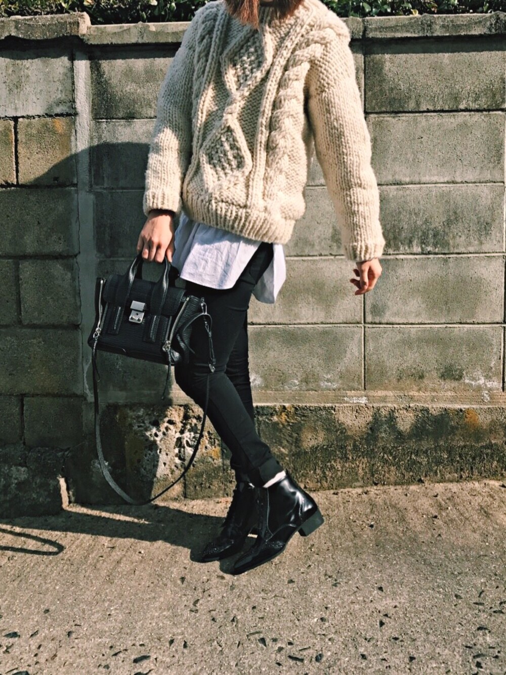 「シンプル、厚手ニット、3.1 phillip lim、トゥモローランド、手編み、手編みニット」｜「3.1 Phillip LimのPASHLI MINI SATCHEL	（ショルダーバッグ、ブラック系）」を使った、ゆうこさん（レディース・160cm）の冬コーディネートの1枚目の写真