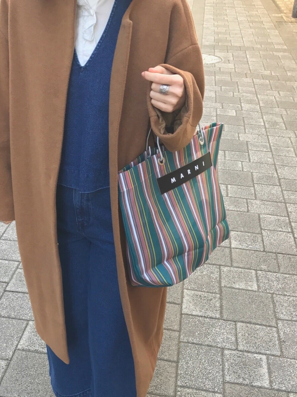 「マルニ、セットアップ、デニム、フリル、トートバッグ」｜「cepoのデニムセットアップ（デニムパンツ、ブルー系）」を使った、ゆうこさん（レディース・160cm）の冬コーディネートの1枚目の写真