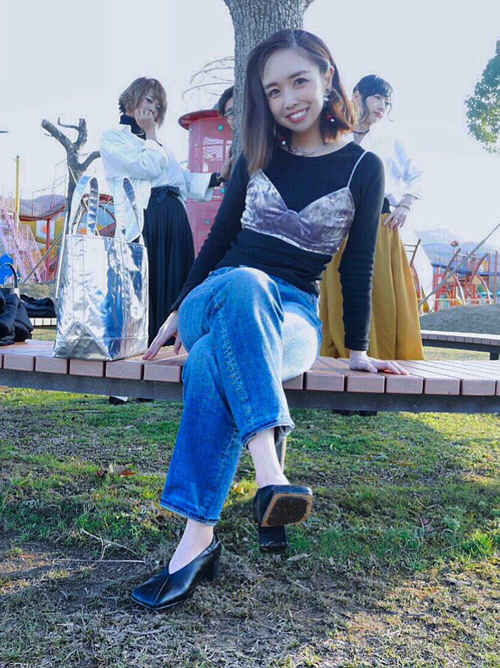 「大人カジュアル、ザラ、ZARA、ビスチェ、ベルベット」｜「UNIQLOのアイテム（デニムパンツ、ブルー系）」を使った、ゆうこさん（レディース・160cm）の春コーディネートの1枚目の写真