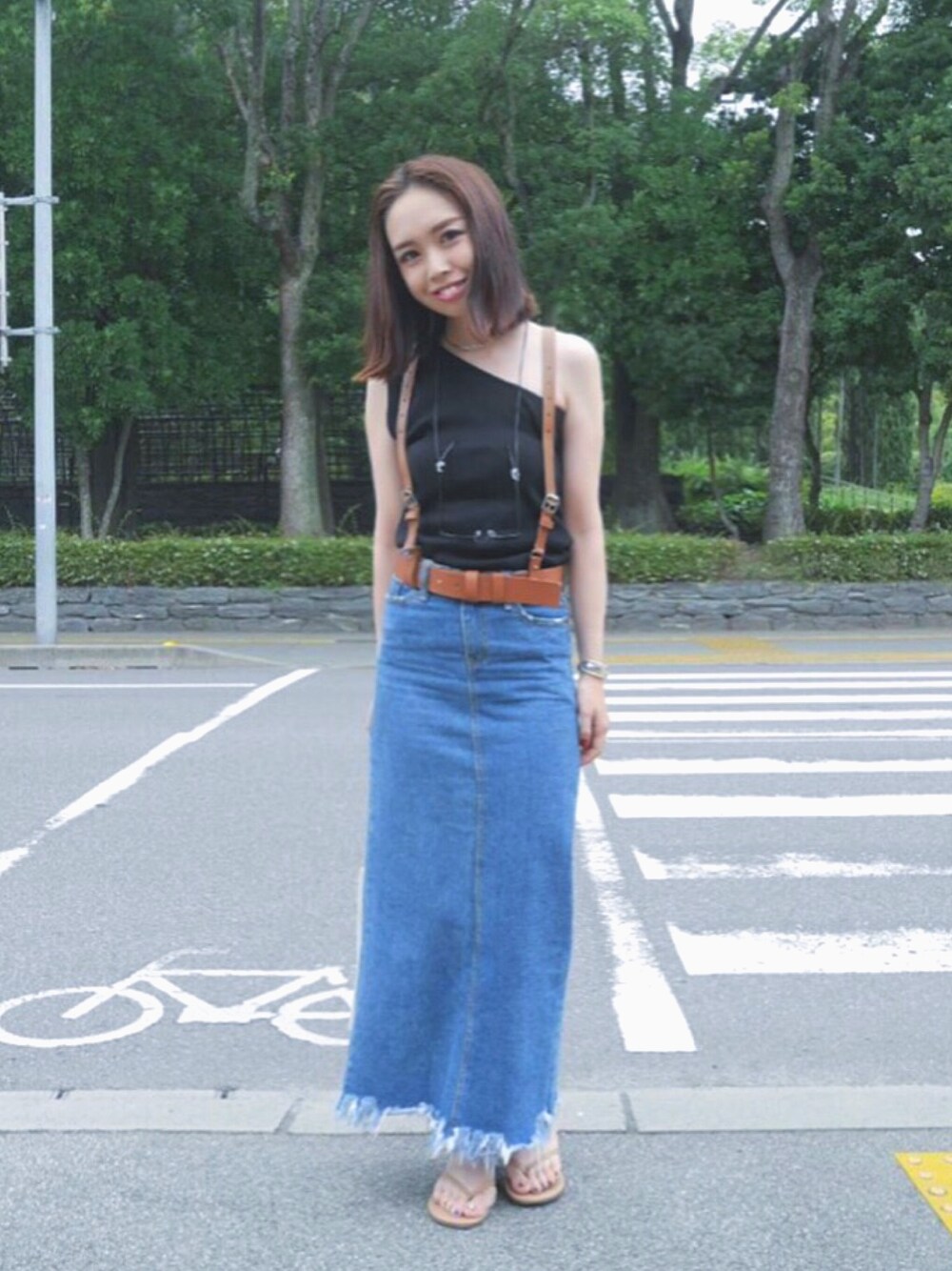 「ワンショルダー、シップス、ハーネス、デニム」｜「DHOLICのアンバランスカットオフデニムスカート（デニムスカート、ブルー系）」を使った、ゆうこさん（レディース・160cm）の夏コーディネートの1枚目の写真