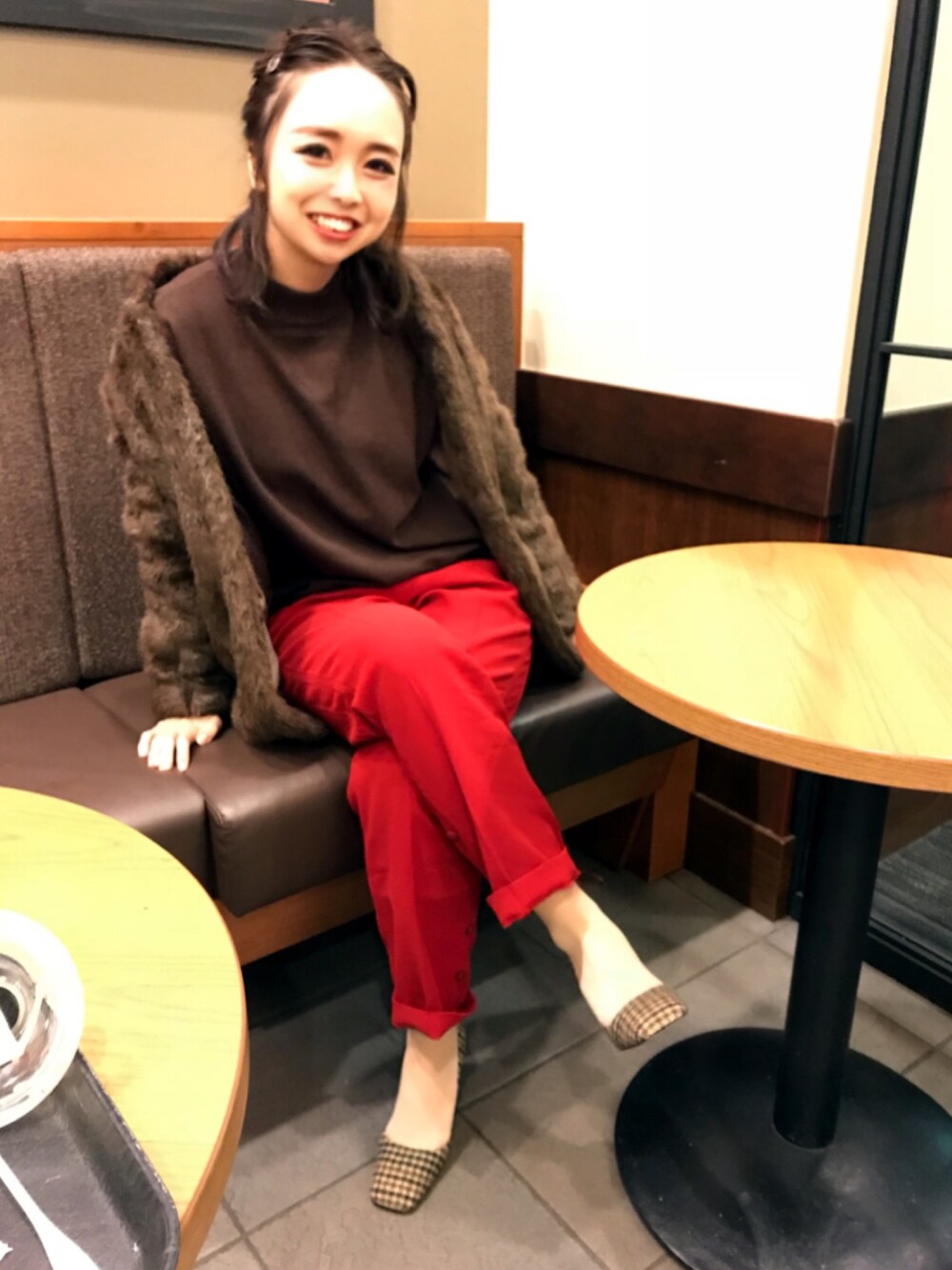 「ファーコート、ROKU、赤パンツ、茶色、赤、ピッピシック」｜「Rodeo Crownsのアイテム（ニット/セーター、ブラウン系）」を使った、ゆうこさん（レディース・160cm）の冬コーディネートの1枚目の写真