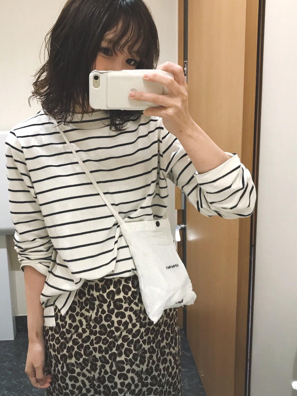 「柄柄コーデ、ボーダー、レオパード、レオパードスカート、itten.」｜「UNIQLOのボーダーボートネックT（長袖）（Tシャツ/カットソー、ホワイト系）」を使った、ゆうこさん（レディース・160cm）の秋コーディネートの1枚目の写真