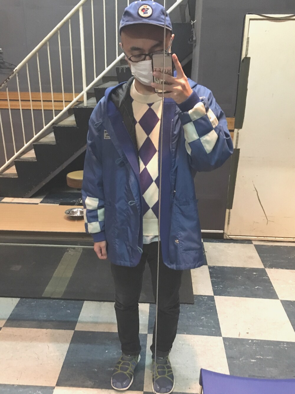 「リサイクルショップ、チェッカー」｜「JUNKO KOSHINOのアイテム（ニット/セーター、その他）」を使った、クリスさん（メンズ・175cm）の春コーディネートの1枚目の写真