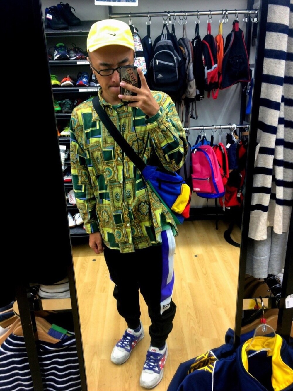 「リサイクルショップ」｜「NIKEのアイテム（キャップ、イエロー系）」を使った、クリスさん（メンズ・175cm）の秋コーディネートの1枚目の写真