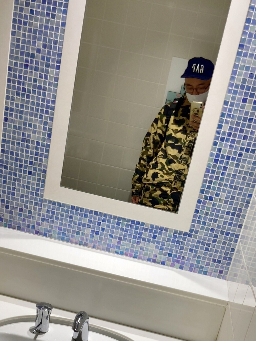 「GAPのアイテム（キャップ、ブルー系）」を使った、クリスさん（メンズ・175cm）の春コーディネートの1枚目の写真