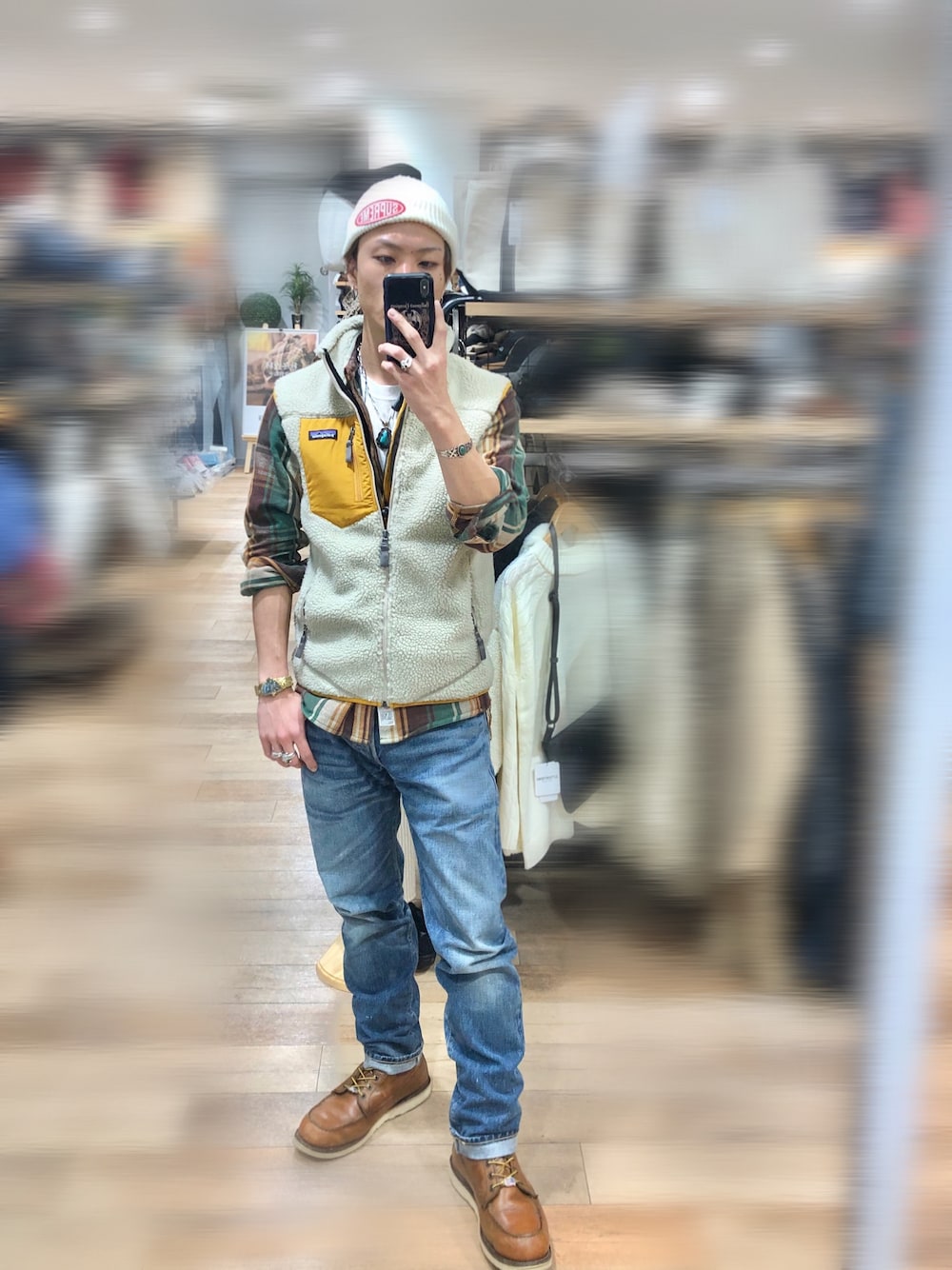 「秋コーデ、レトロX、カジュアル、アウトドアスタイル、アメカジ、patagonia、supreme、チェックシャツ、フリースベスト、RED WING」｜「Supreme のOval patch beanie（ニットキャップ/ビーニー、ホワイト系）」を使った、Jackさん（メンズ・171cm）の秋コーディネートの1枚目の写真
