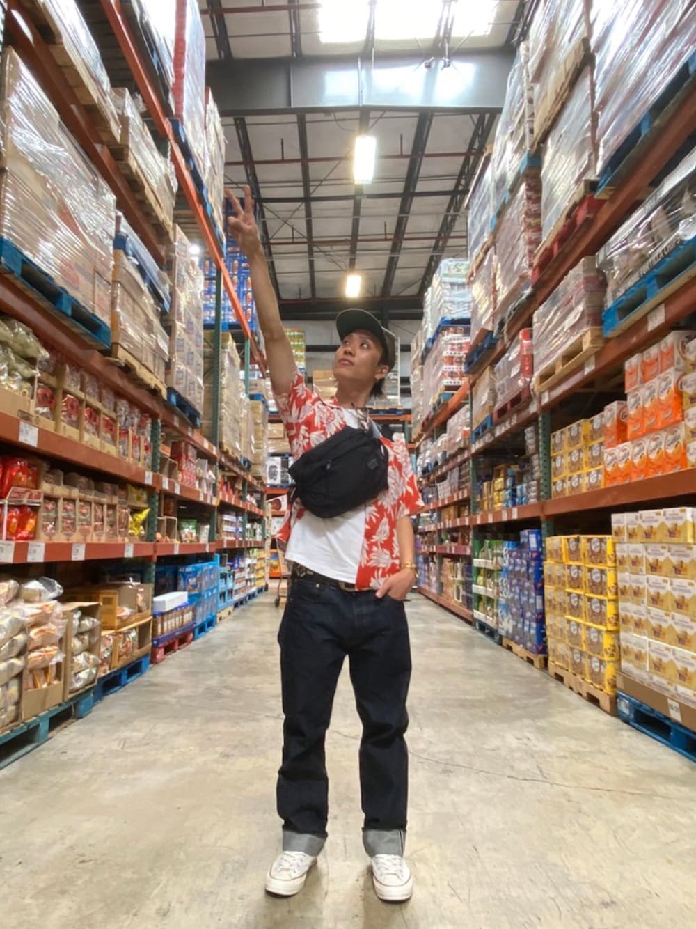 「夏コーデ、アロハシャツ、アメカジ、sun surf、Hanes、デニム、Levi's、コンバース、converse、休日スタイル」｜「SUN SURFのアイテム（シャツ/ブラウス、レッド系）」を使った、Jackさん（メンズ・171cm）の冬コーディネートの1枚目の写真
