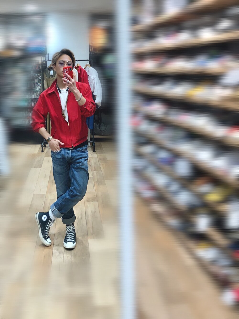 「春コーデ、ドリズラージャケット、アメカジ、Hanes、デニムパンツ、カジュアルコーデ、スニーカー、コンバース、rrl、McGREGOR」｜「McGREGORのDRIZZLER JACKET（ブルゾン、レッド系）」を使った、Jackさん（メンズ・171cm）の春コーディネートの1枚目の写真