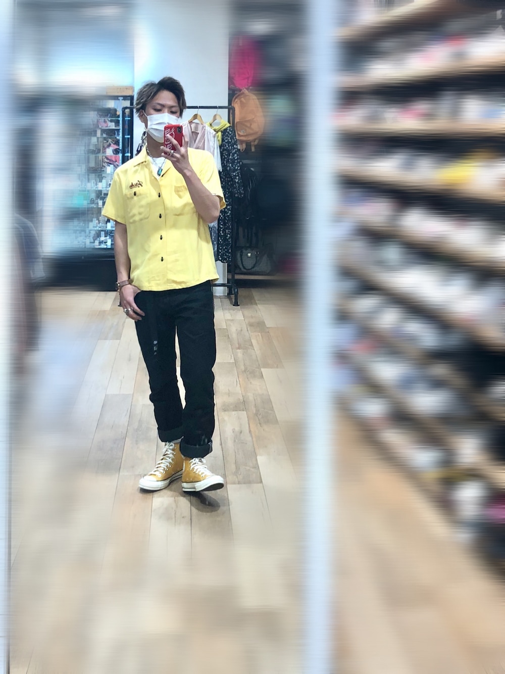 「夏コーデ、黒、イエロー、ボーリングシャツ、Hanes、白Tシャツ、ブラックデニム、コンバース、rrl、NEIGHBORHOOD」｜「STYLE EYESのボーリングシャツ（シャツ/ブラウス、イエロー系）」を使った、Jackさん（メンズ・171cm）の春コーディネートの1枚目の写真