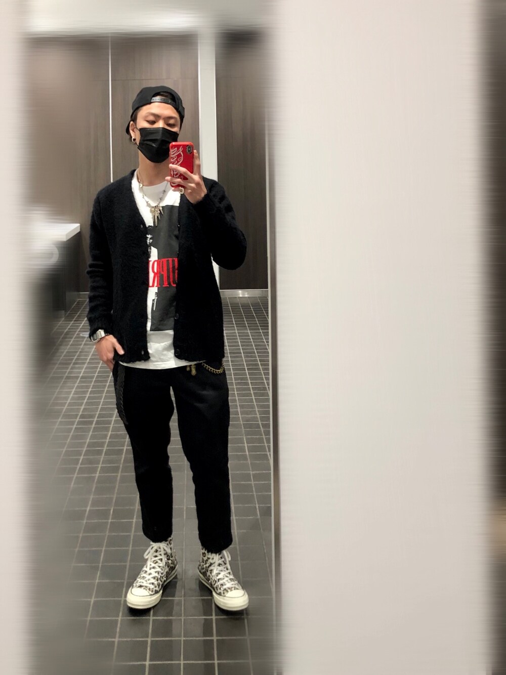 「春コーデ、モヘアカーディガン、黒コーデ、supreme、Dickies、コンバース、大人コーデ、カジュアルコーデ、映画Tシャツ、モノトーンコーデ」｜「ROOPTOKYOの【雑誌GINZA 小松奈菜着用】TOWNCRAFT/タウンクラフト SOLID JAQUARD 70S SWEATER ニットカーディガン（カーディガン/ボレロ、ブラック系）」を使った、Jackさん（メンズ・171cm）の冬コーディネートの1枚目の写真