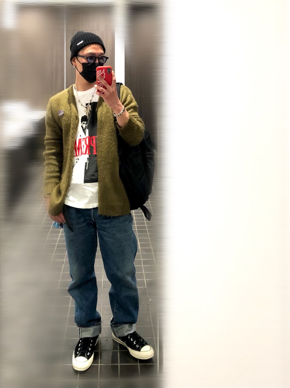 「春コーデ、supreme、アメカジ、コンバース、モヘアカーディガン、カーディガン、ビーニー、Levi's、デニム、スカーフェイス」｜「Supreme のOverdyed Beanie（ニットキャップ/ビーニー、ブラック系）」を使った、Jackさん（メンズ・171cm）の春コーディネートの1枚目の写真