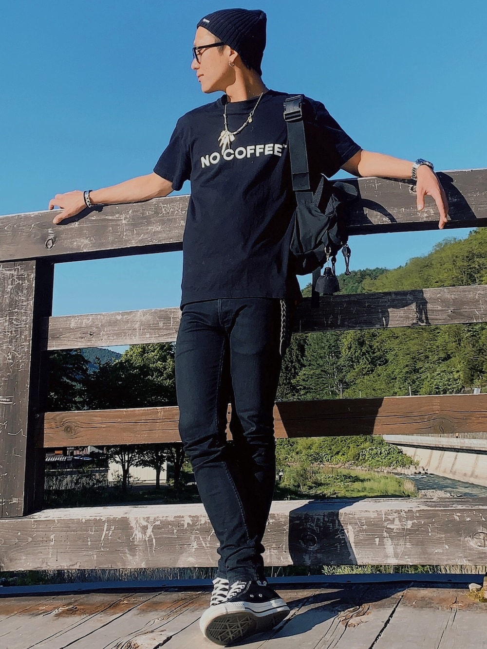「夏、スキニーパンツ、モノトーンコーデ、ブラック、supreme、minedenim、コンバース、NO COFFEE、シンプル、ゆるコーデ」｜「Supreme のOverdyed Beanie（ニットキャップ/ビーニー、ブラック系）」を使った、Jackさん（メンズ・171cm）の夏コーディネートの1枚目の写真