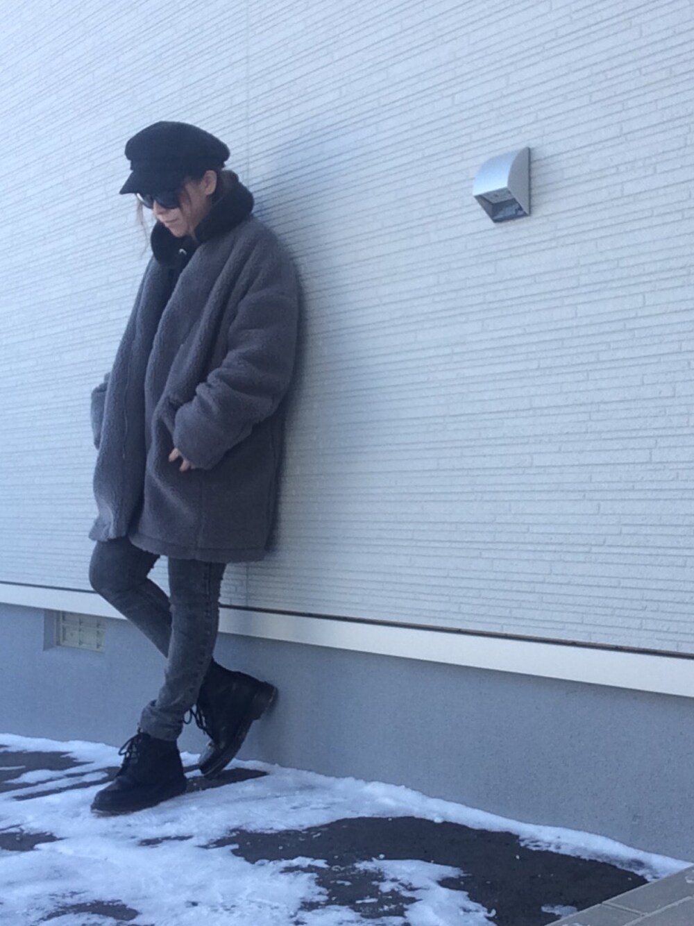 「モノトーンコーデ、グレー、Dr.Martens、ray ban、ボアコート、マリンキャップ、ママコーデ」｜「sandyのボアハイネックハーフコート（その他アウター、グレー系）」を使った、Satomi.Kさん（レディース・147cm）の冬コーディネートの1枚目の写真