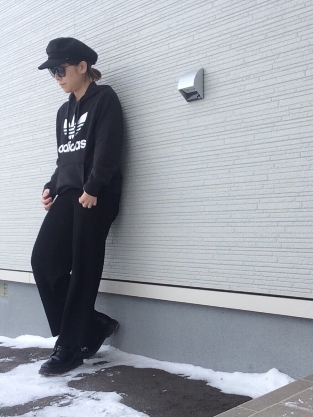 「ママコーデ、オールブラック、adidas、adidas originals、リブパンツ、Dr.Martens、マリンキャップ」｜「adidas Originalsのオリジナルスロゴパーカー [ORIGINALS 3FOIL HOODIE ]（パーカー、ブラック系）」を使った、Satomi.Kさん（レディース・147cm）の冬コーディネートの1枚目の写真