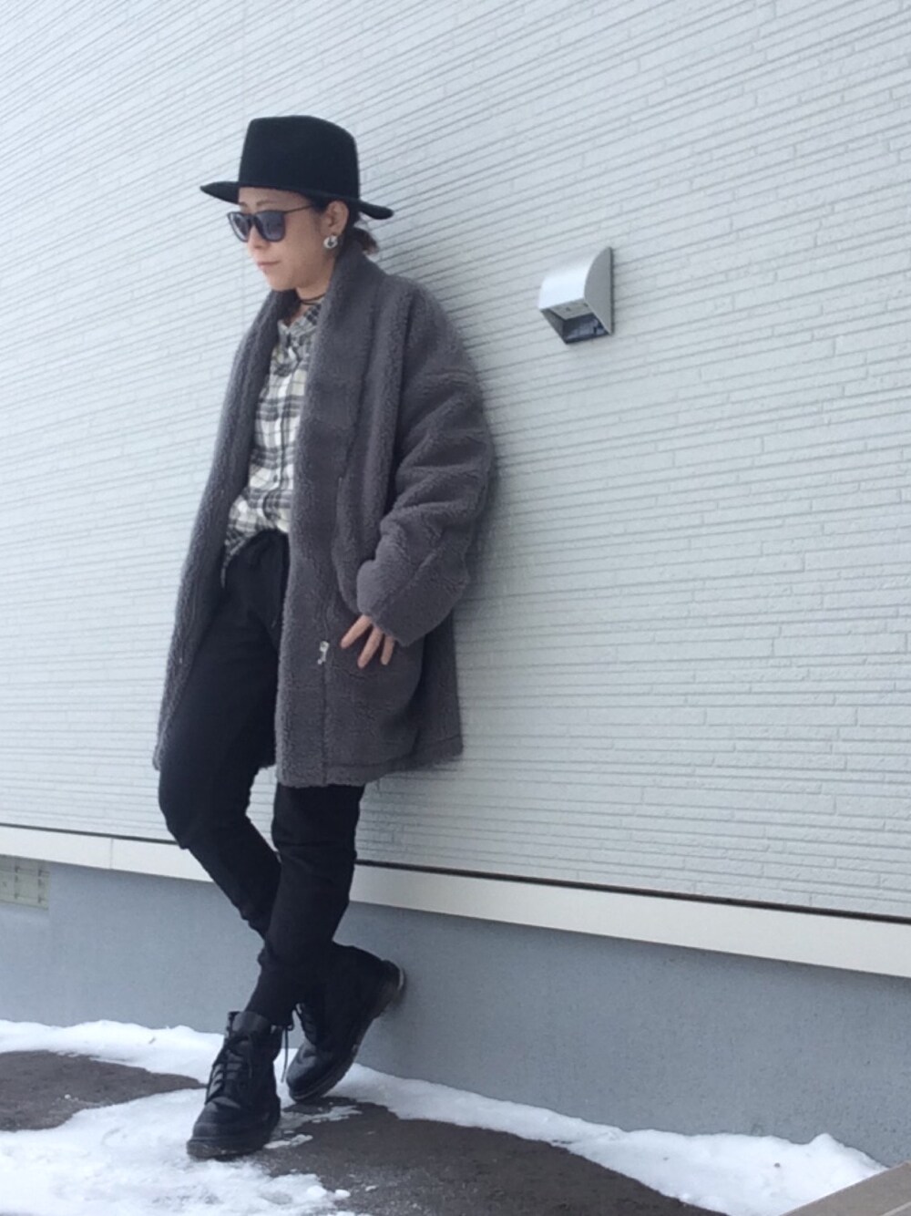 「ハット、モノトーンコーデ、ママコーデ、モノトーン、DEYAR、ジョガーパンツ、GU、Dr.Martens、ボアコート」｜「sandyのボアハイネックハーフコート（その他アウター、グレー系）」を使った、Satomi.Kさん（レディース・147cm）の冬コーディネートの1枚目の写真