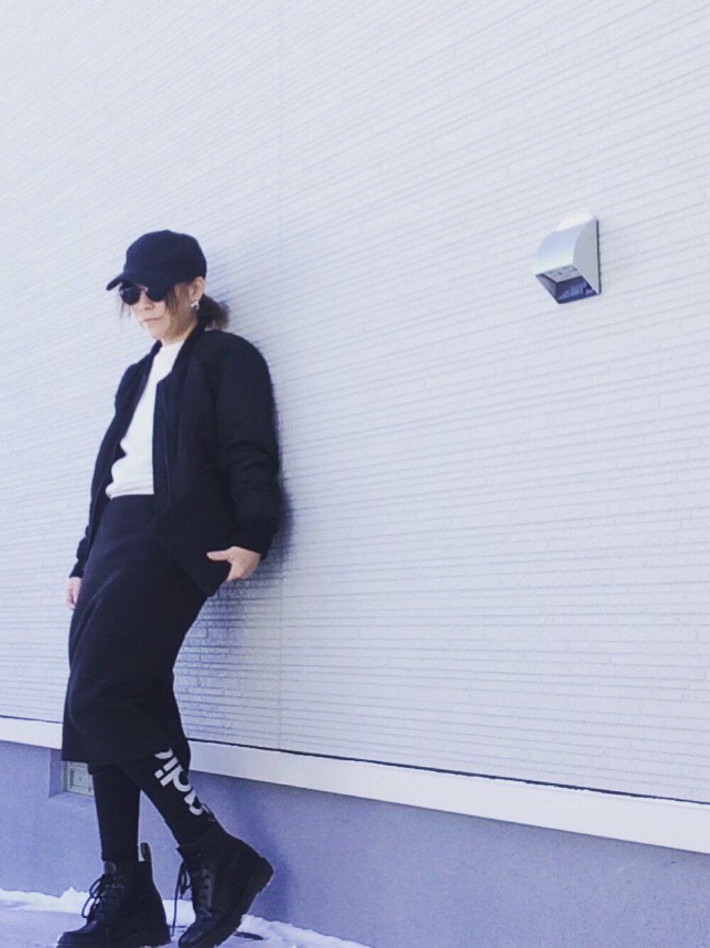 「モノトーン、モノトーンコーデ、adidas、SLY、ユニクロ、Y-3、Dr.Martens、DEYAR、ママコーデ」｜「Y-3のアイテム（キャップ、ブラック系）」を使った、Satomi.Kさん（レディース・147cm）の冬コーディネートの1枚目の写真