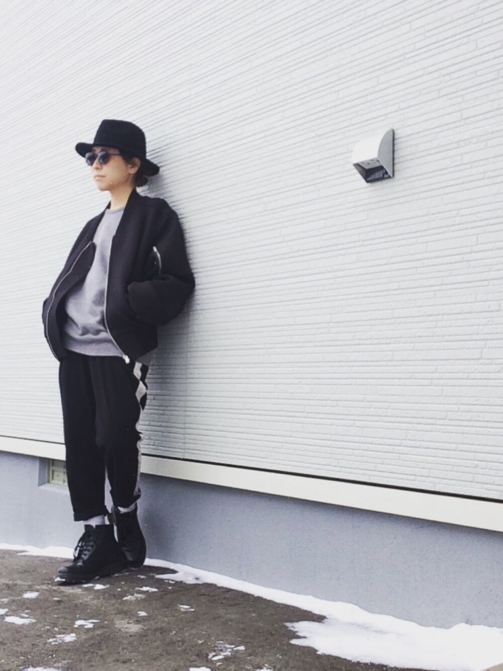 「MA-1、Levi's、ラインパンツ、JEANASiS、モノトーン、ハット、モノトーンコーデ、ママコーデ」｜「DHOLICのアイテム（ジャケット/アウター、ブラック系）」を使った、Satomi.Kさん（レディース・147cm）の冬コーディネートの1枚目の写真