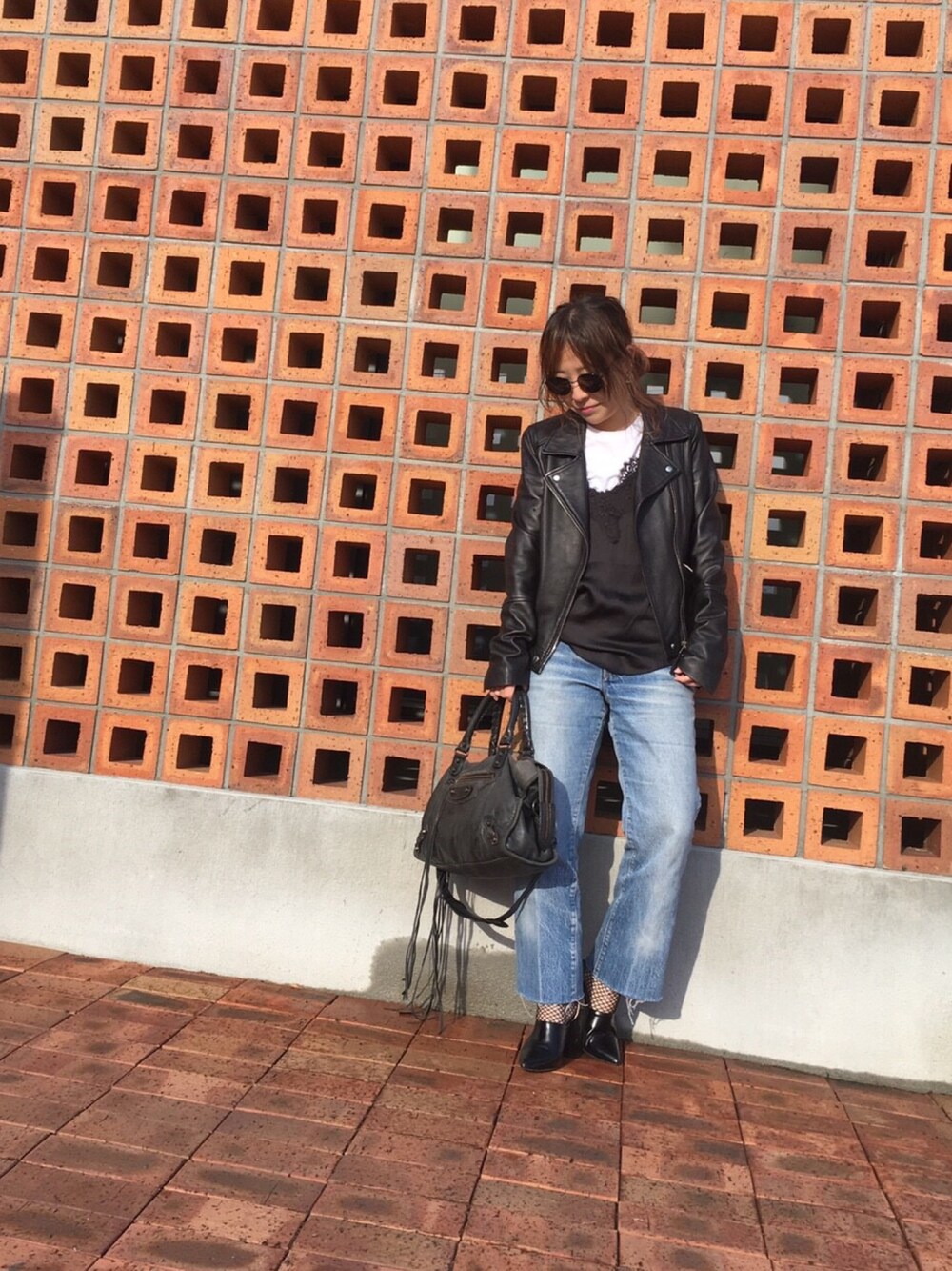 「レースキャミソール、Levi's、ZARA、ライダース、ライダースジャケット、ランジェリーキャミソール、H&M、BALENCIAGA、デニム、ママコーデ」｜「ZARAのアイテム（ライダースジャケット、ブラック系）」を使った、Satomi.Kさん（レディース・147cm）の春コーディネートの1枚目の写真