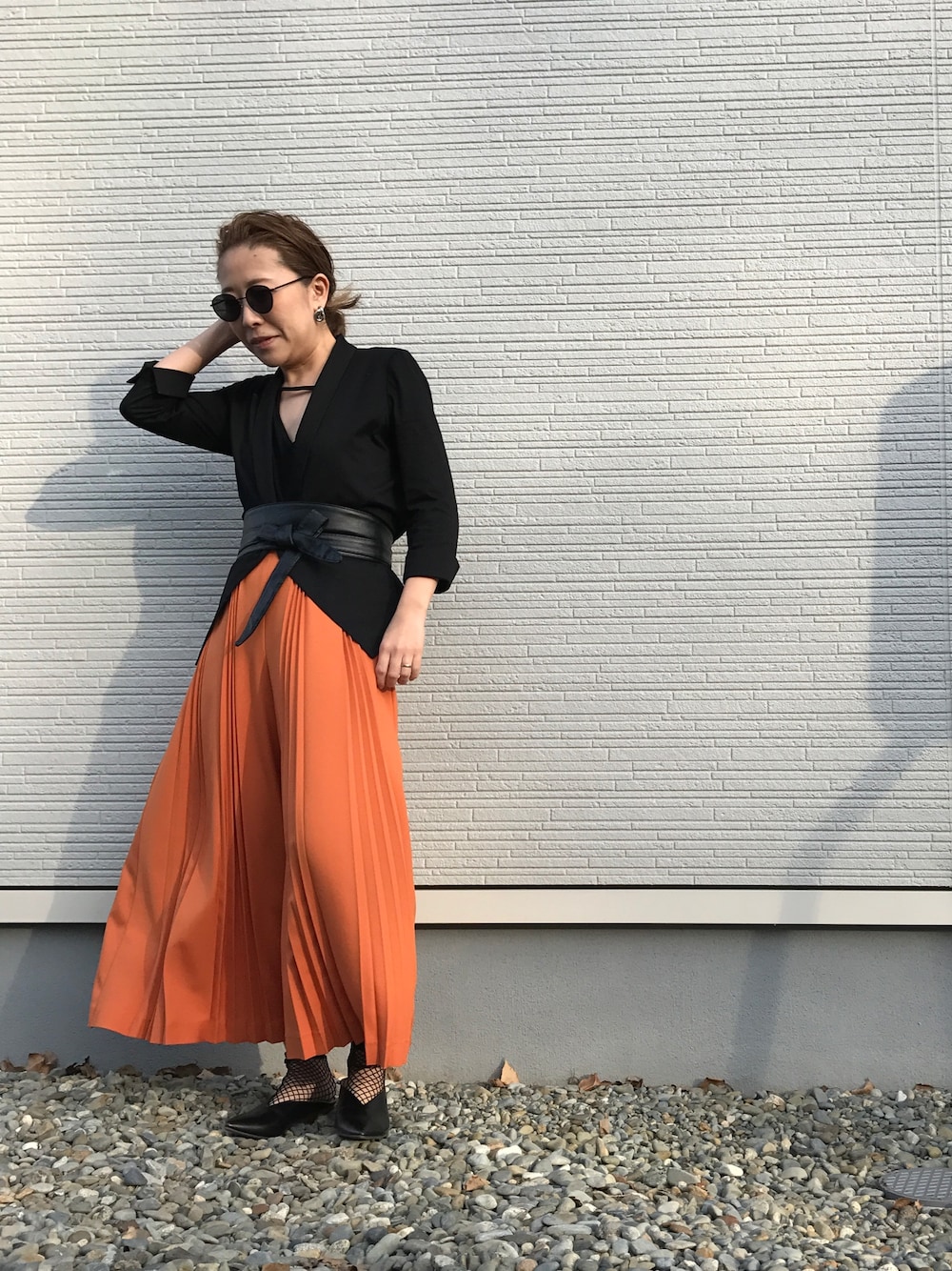 「入園式、ママコーデ、ワイドパンツ、プリーツパンツ、オレンジ、網ソックス、サッシュベルト、DEYAR、ジャケット」｜「fifthのフェイクレザーサッシュベルト（ベルト、ブラック系）」を使った、Satomi.Kさん（レディース・147cm）の春コーディネートの1枚目の写真