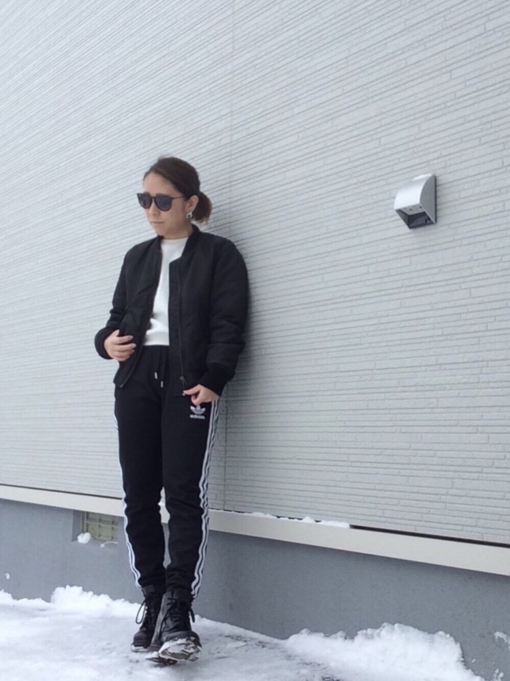 「MA-1、ユニクロ、UNIQLO、ジャージ、adidas、adidasoriginals、adidas originals、Dr.Martens、DEYAR、SLY」｜「UNIQLOのアイテム（ジャケット/アウター、ブラック系）」を使った、Satomi.Kさん（レディース・147cm）の冬コーディネートの1枚目の写真