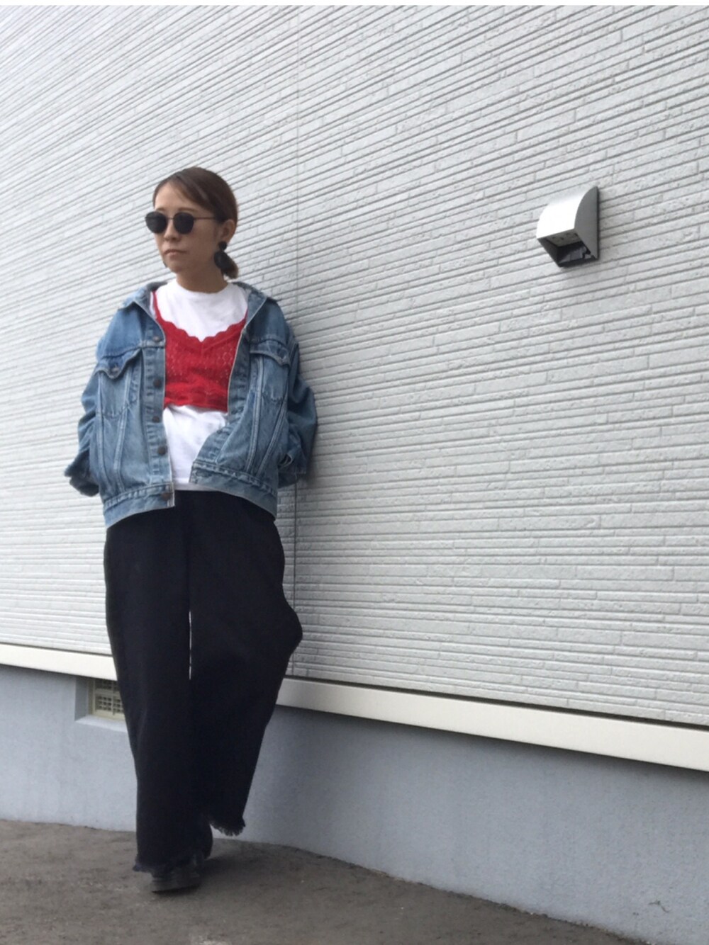 「Levi's、Gジャン、ワイドパンツ、ニットビスチェ、Dr.Martens、ママコーデ、Hanes、Hanes パックＴ、ray ban」｜「しまむらのアイテム（トップス、レッド系）」を使った、Satomi.Kさん（レディース・147cm）の秋コーディネートの1枚目の写真