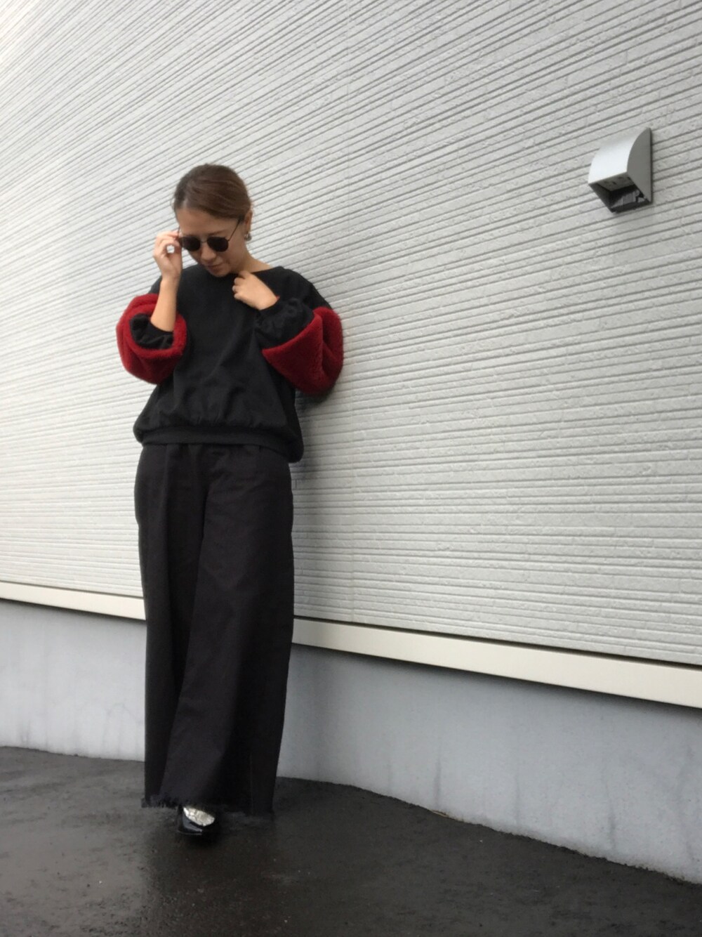 「袖ファー、ファー、ママコーデ、ブラックコーデ、ESPERANZA、DEYAR、ワイドパンツ」｜「ESPERANZAのESPERANZA(エスペランサ)チャンキーヒールポインテッドローファー（ローファー、その他）」を使った、Satomi.Kさん（レディース・147cm）の秋コーディネートの1枚目の写真