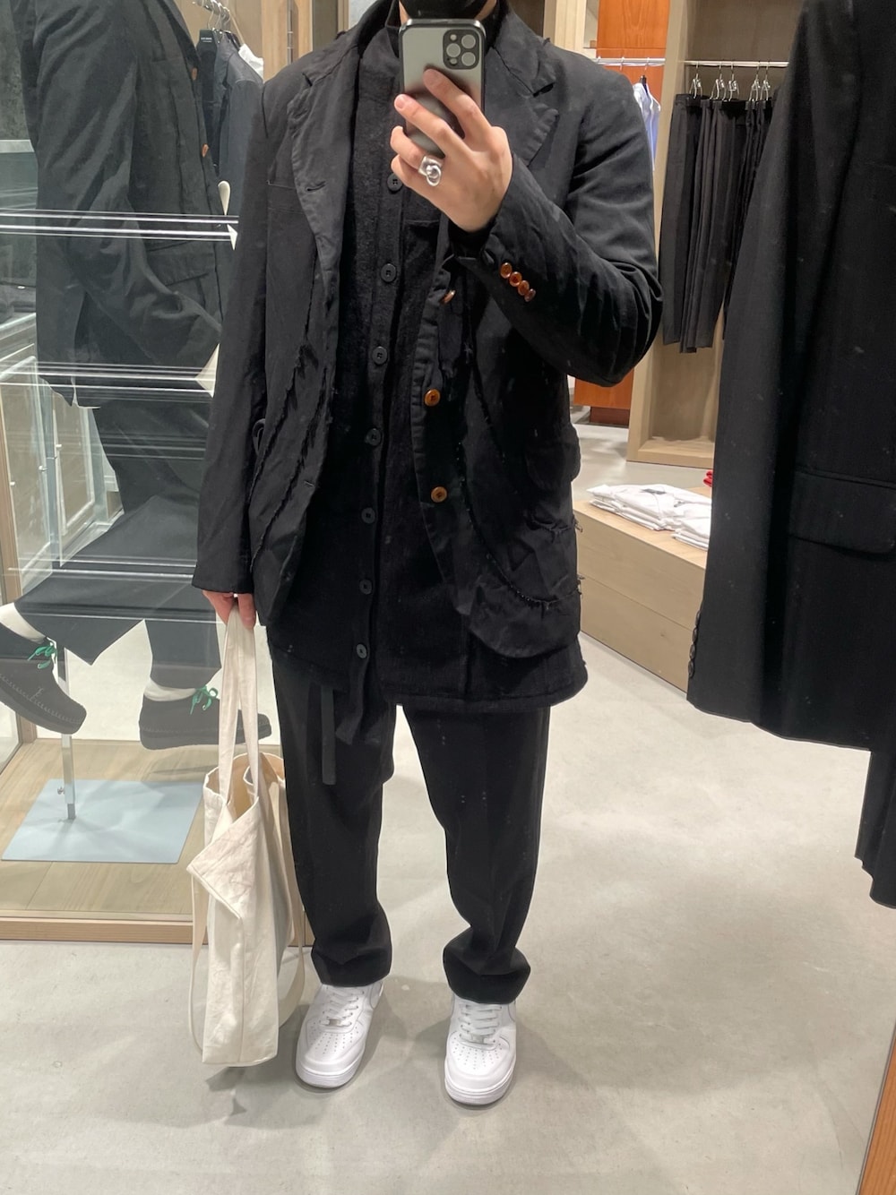 「COMME des GARCONS HOMME DEUXのアイテム（テーラードジャケット、ブラック系）」を使った、NJさん（メンズ・170cm）の冬コーディネートの1枚目の写真