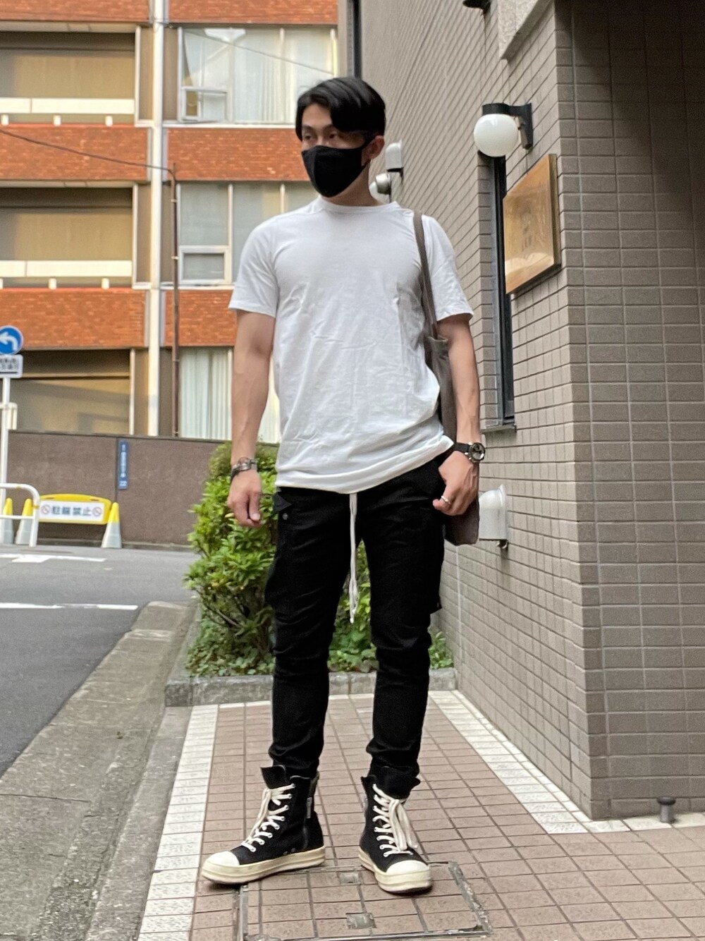 「RICK OWENS」｜「Rick Owensのアイテム（Tシャツ/カットソー、ホワイト系）」を使った、NJさん（メンズ・170cm）の春コーディネートの1枚目の写真