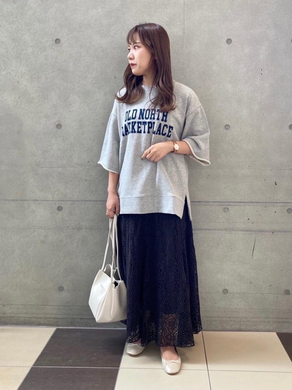 ホワイト系のバレエシューズ、ホワイト系のショルダーバッグ、グレー系のTシャツ/カットソーを着用したレディースの夏コーディネートの1枚目の写真