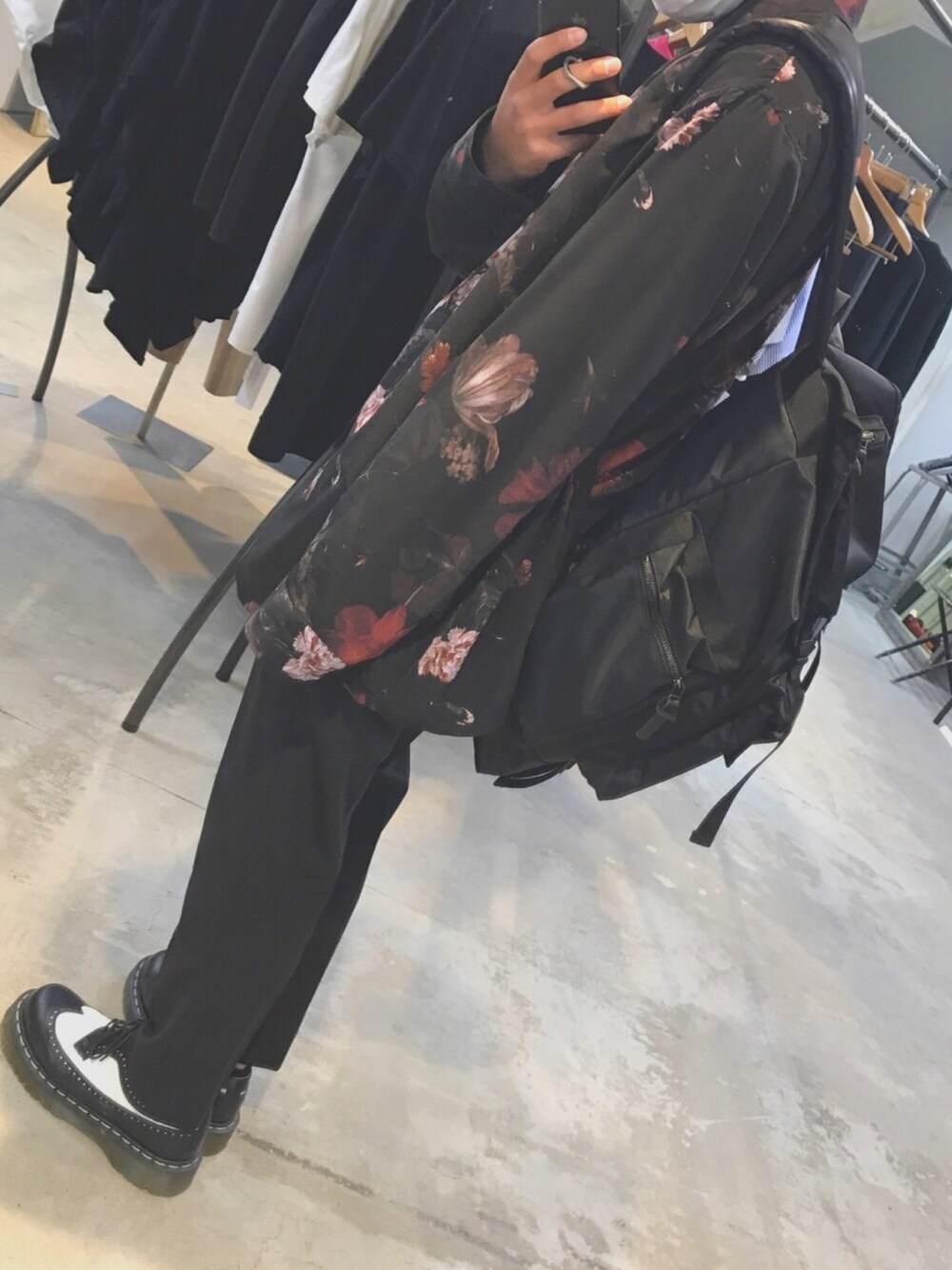 「LAD MUSICIAN、古着MIX、Dr.Martens、花柄、ハナガラ、低身長、高校生、高校生コーデ、いいね、save、フォローお願いします🤑、フォローお願いします」｜「LAD MUSICIANのアイテム（シャツ/ブラウス、ブラック系）」を使った、M a s a k iさん（メンズ・165cm）の春コーディネートの1枚目の写真