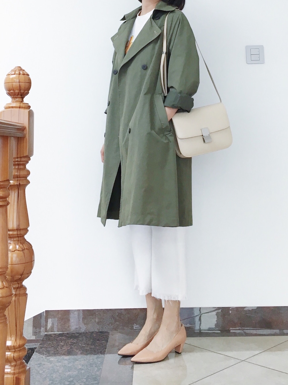 「CELINEのアイテム（ショルダーバッグ、ベージュ系）」を使った、YUKIさん（レディース・166cm）の春コーディネートの1枚目の写真