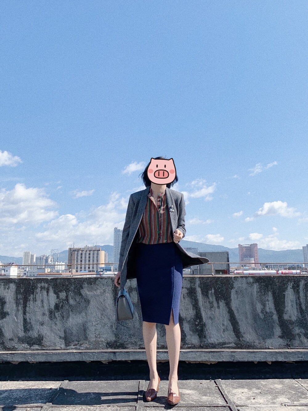 「CELINEのアイテム（ショルダーバッグ、グレー系）」を使った、YUKIさん（レディース・166cm）の秋コーディネートの1枚目の写真