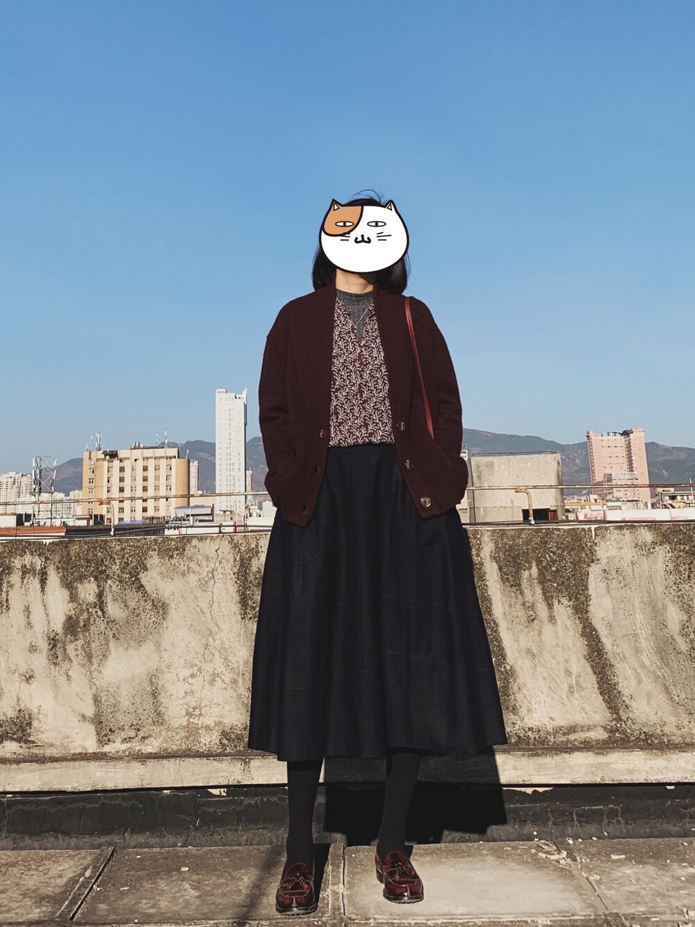 「vanessabrunoのアイテム（シャツ/ブラウス、レッド系）」を使った、YUKIさん（レディース・166cm）の冬コーディネートの1枚目の写真